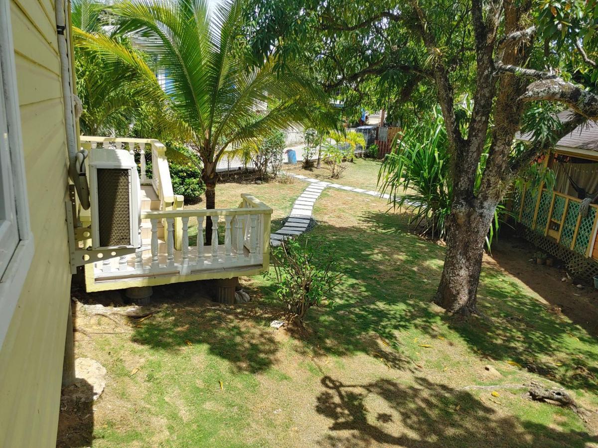 Single-Family Home With Gated Tropical Yard West End Exterior foto